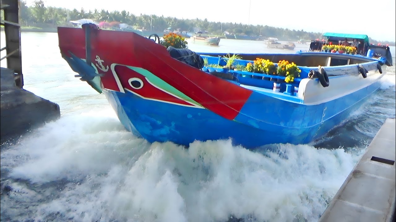 Крупный План Лодок, Напряжённо Проходящих Через Шлюз После Лунного Нового Года