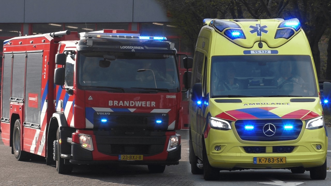 Brandweer Loosduinen [HV 15-7770] en diverse ambulances met spoed onderweg in Den Haag!