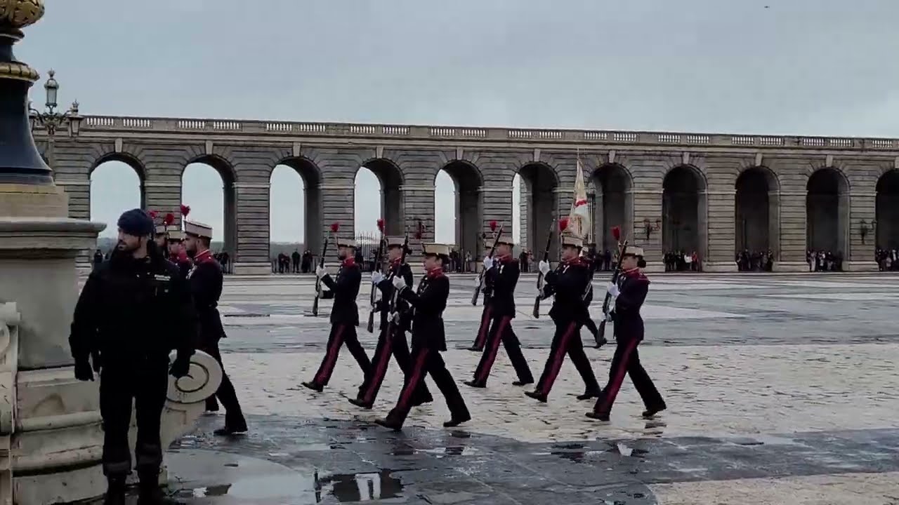 Relevo solemne de la guardia en el Palacio Real de Madrid. SUSCRÍBETE GRATIS AL CANAL