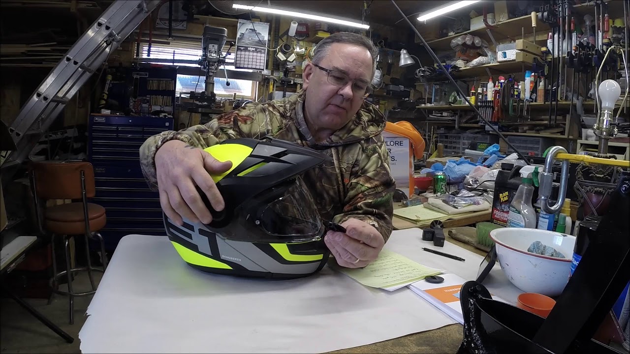 Желтый шлем Schuberth E1 Guardian