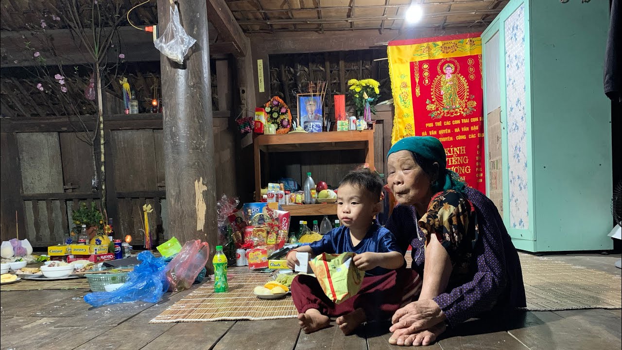 In the morning, light incense for the deceased and watch the village festival.