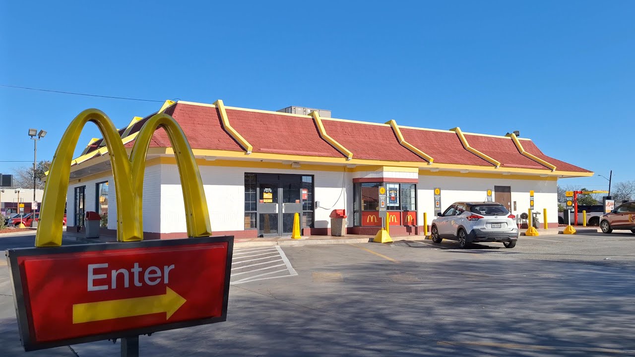 Видеообзор старого ресторана McDonald's 90-х годов с красной крышей в Сан-Антонио, штат Техас, в ...
