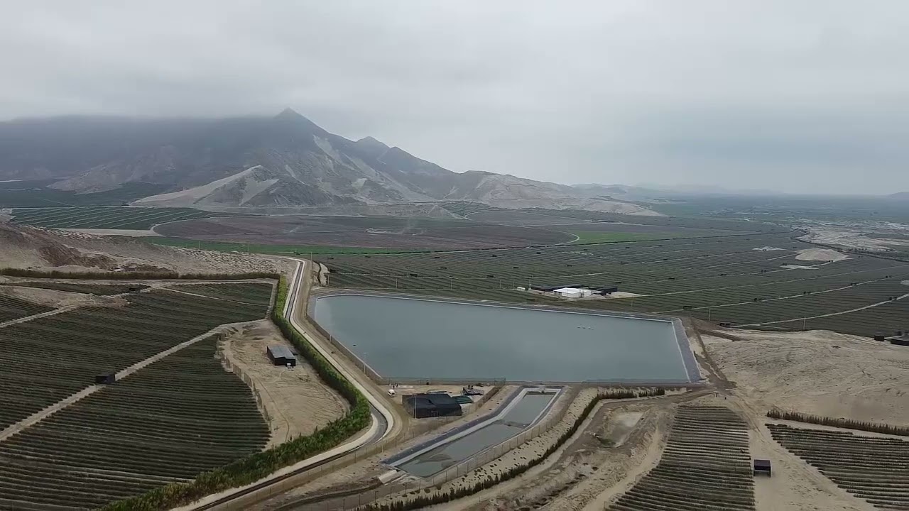 Reservorio de agua de 410 000 m3 con geomembrana
