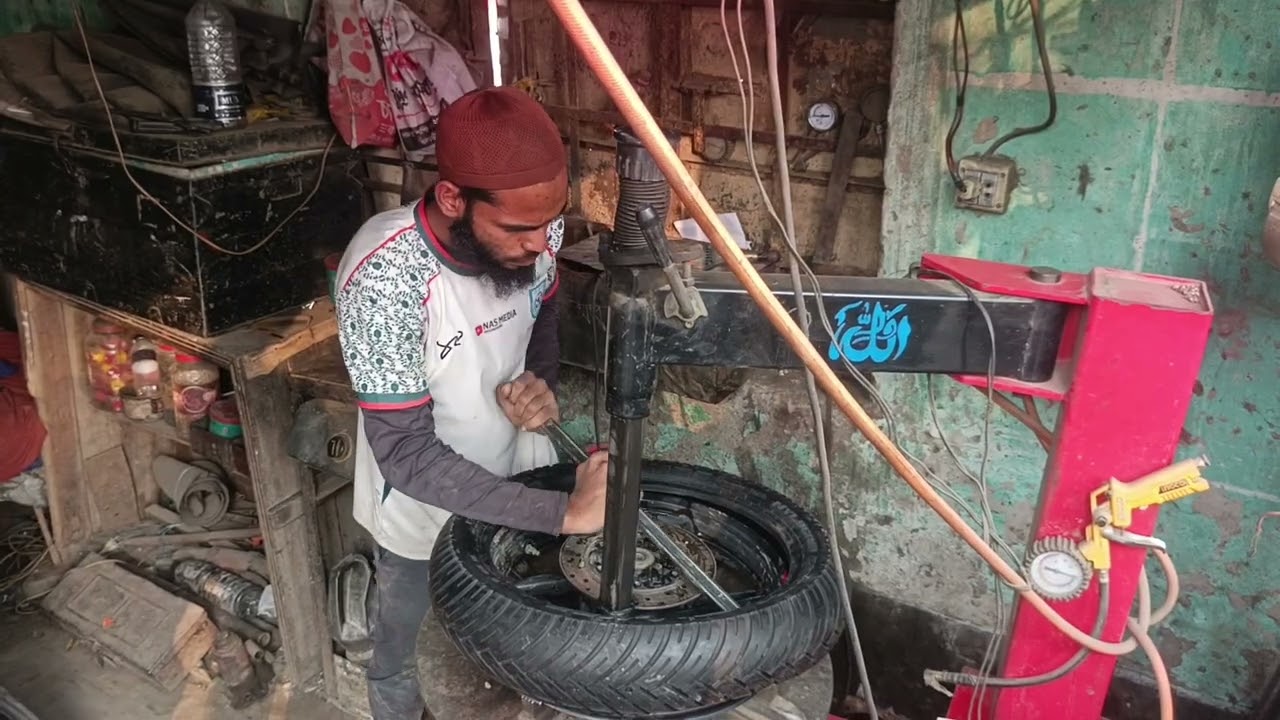 মোটরসাইকেলের চাকা অটো মেশিন দিয়ে লাগানোর সময় একটি ভিডিও কেমন হলো 