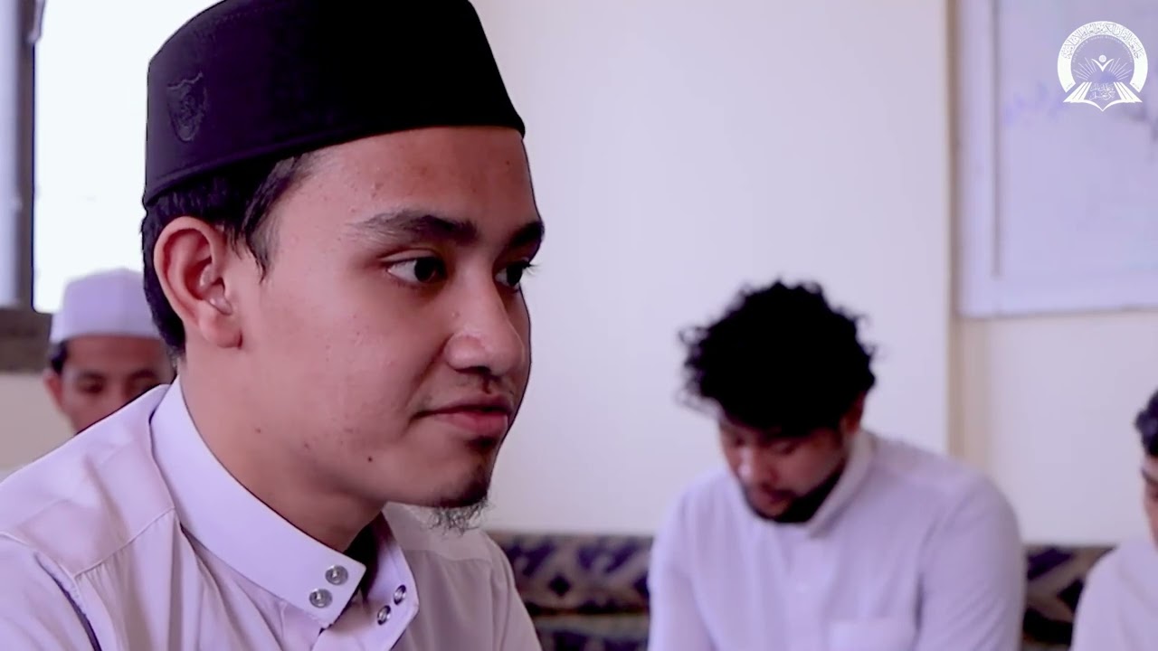 الطالب الإندونيسي محمد فهمي إلياس، أحد طلاب قسم القراءات في الكلية العليا للقرآن الكريم