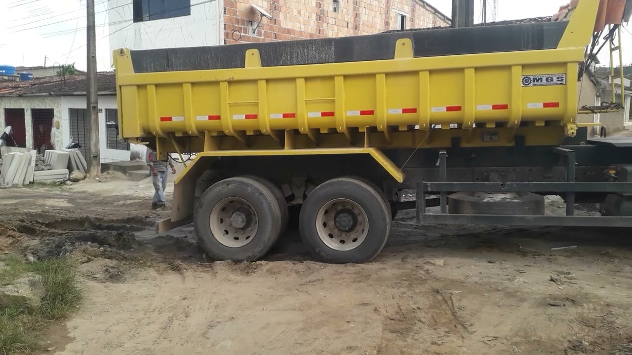 @ECP#CaminhõesNoTransporteDe AreiasVaiDeRéDescarregar Carga.