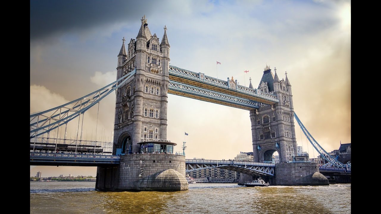 London: A Vibrant City with Historical Landmarks (2 Minutes)
