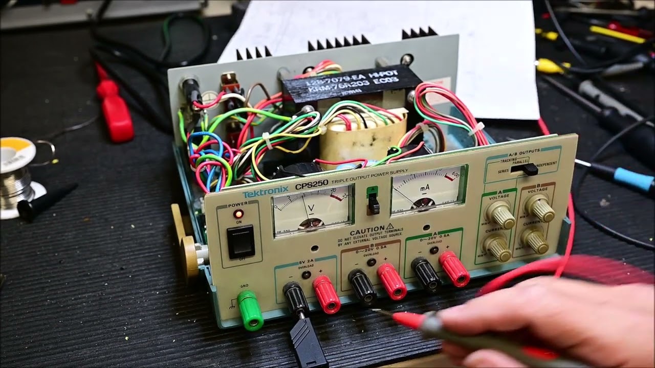 Tektronix Labornetzteil mit einem Defekt in der 5V Versorgung