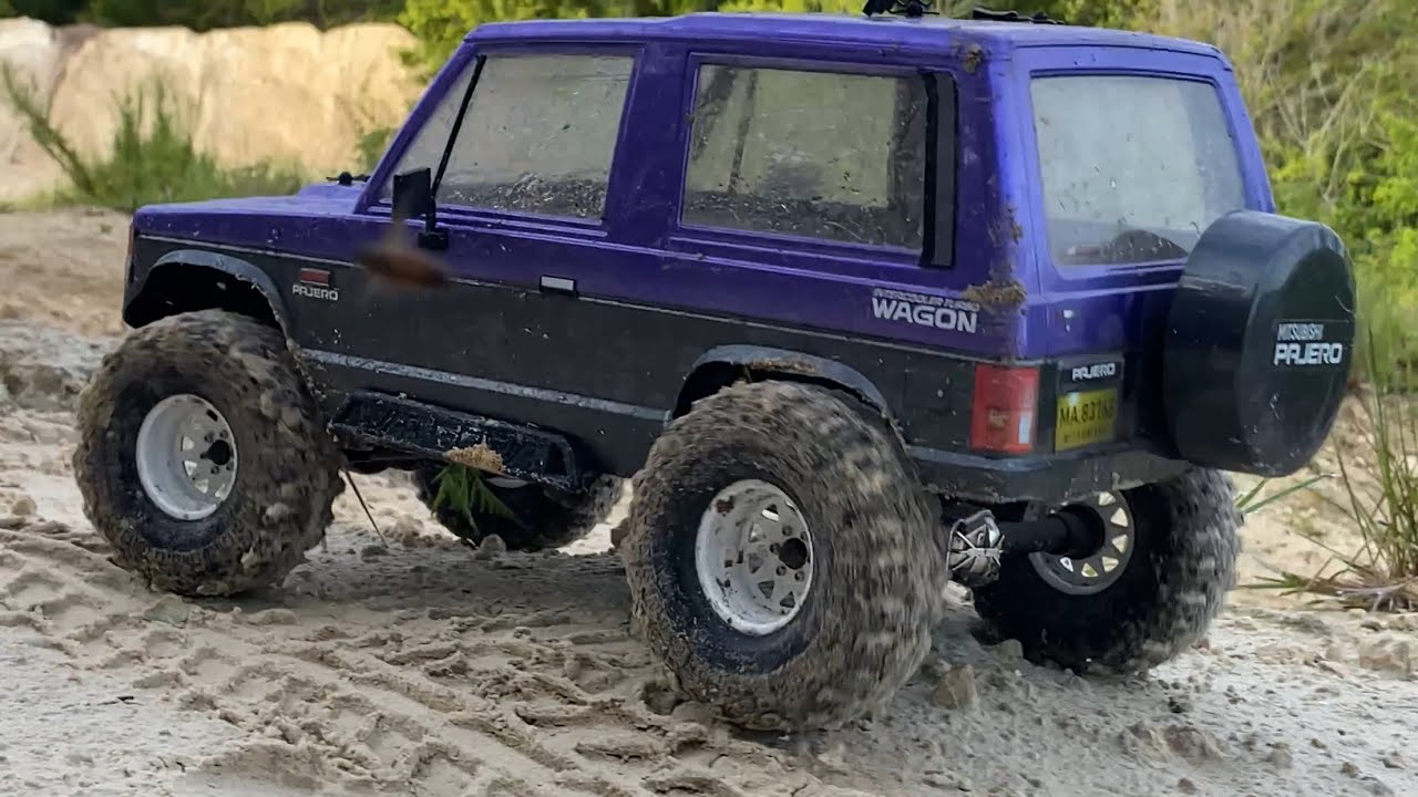Vaterra Ascender w/ Mitsubishi Pajero body trail run