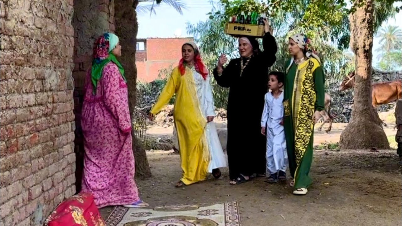 جبت صندوق كاكاولا🍾وروحت لبنت معجبة نبارك لها 🤌 شربتنا جروبي وشربات 😂  