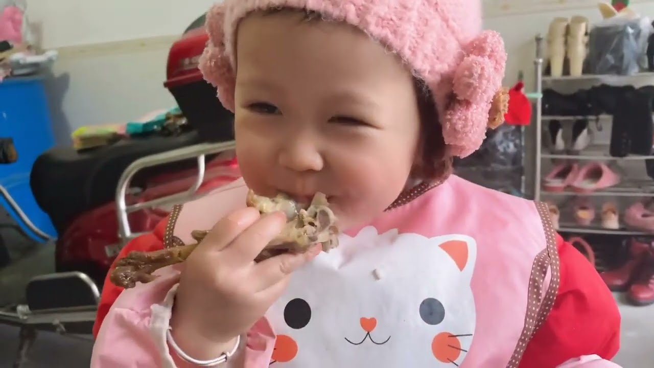 王大川上次没吃成鸡肉，这次丈母娘直接送一只大公鸡，嘉曦看到哇哇叫 #来自外婆的爱   #日常vlog