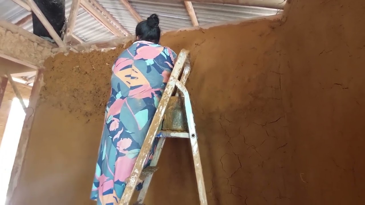 Tô rebocando a casinha de barro, chegou a hora de dar um trato nela depois de muito tempo sem mexer.
