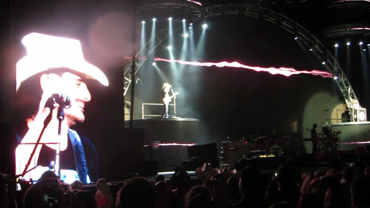 Brad Paisley Battles Deejay Silver in West Palm Beach, FL