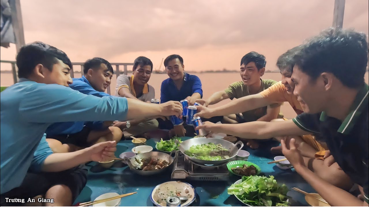 Cùng Mấy Anh Em Giăng Dưới Bắt Cá Trên Sông Vàm Nao Về Làm Món Chả Cá Dảnh | TAG#33