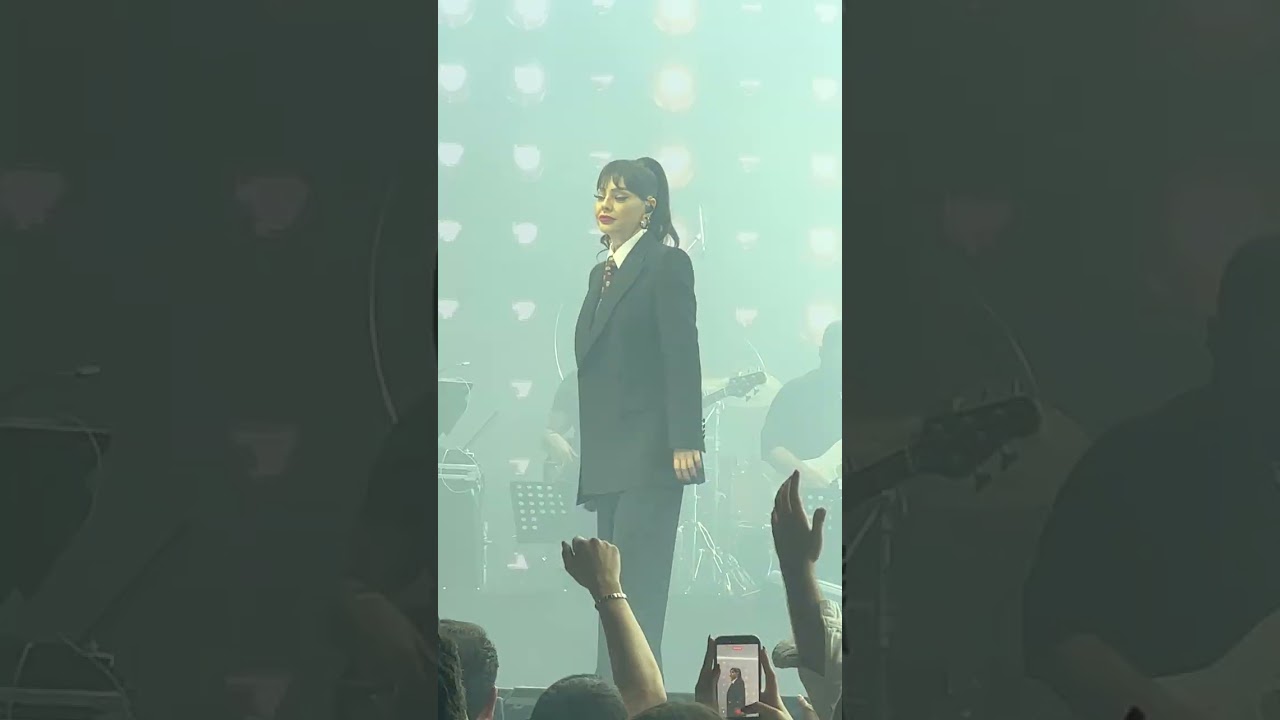 EBRU GÜNDEŞ - HOVARDA - SEN YOLUNA BEN YOLUMA - CANLI - VOLKSWAGEN ARENA KONSERİ