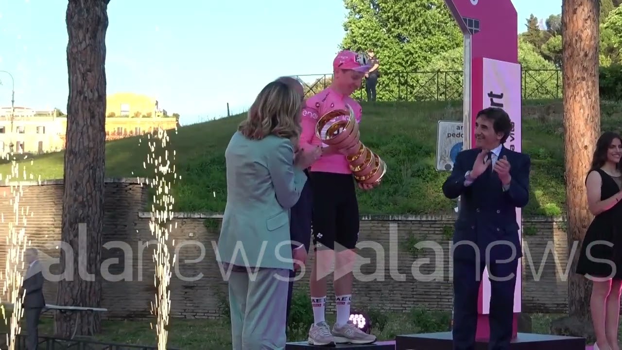 Giro 2024, Pogacar riceve il trofeo dalla Premier Giorgia Meloni