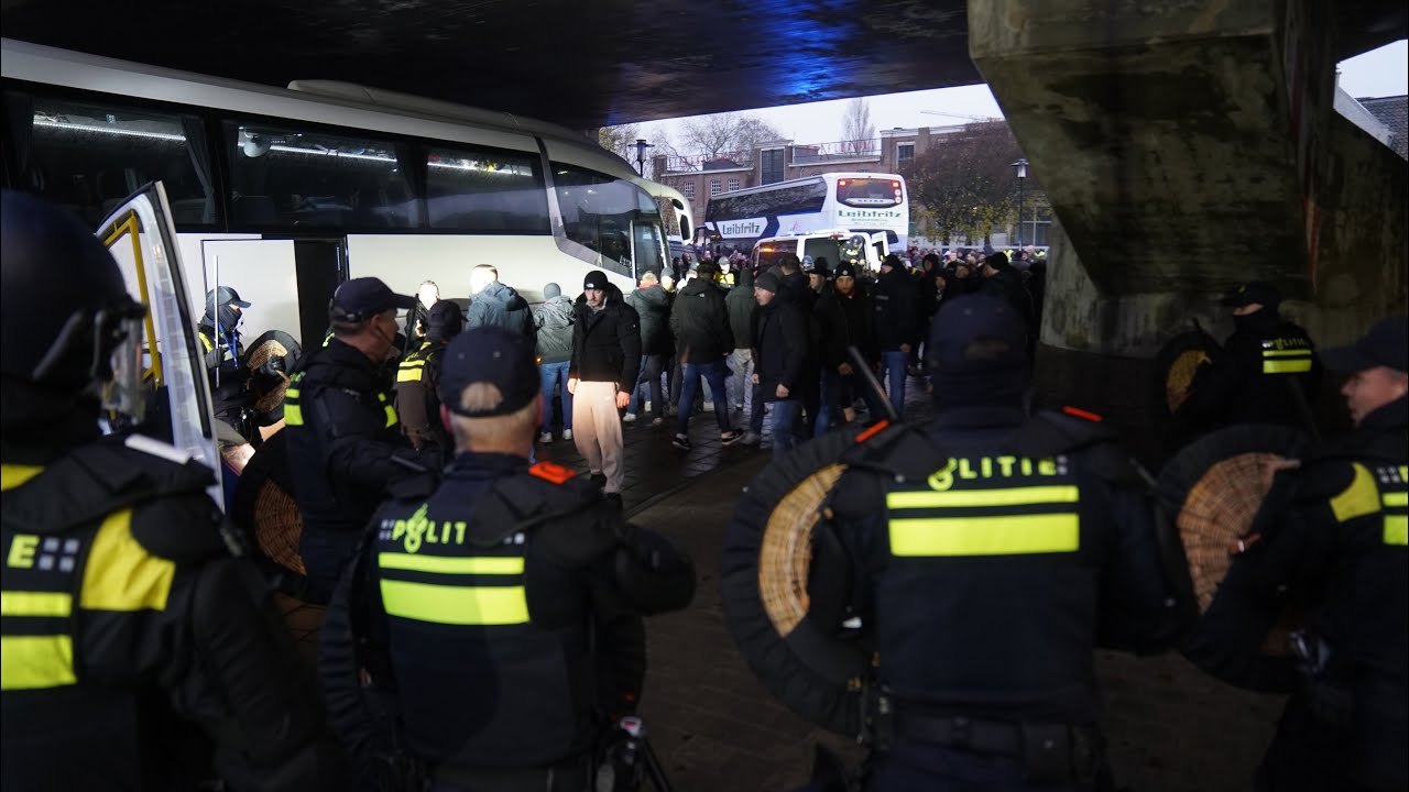 Onrust bij aankomst Duitse VFB Stuttgart supporters: ME moet ingrijpen, noodbevel afgekondigd