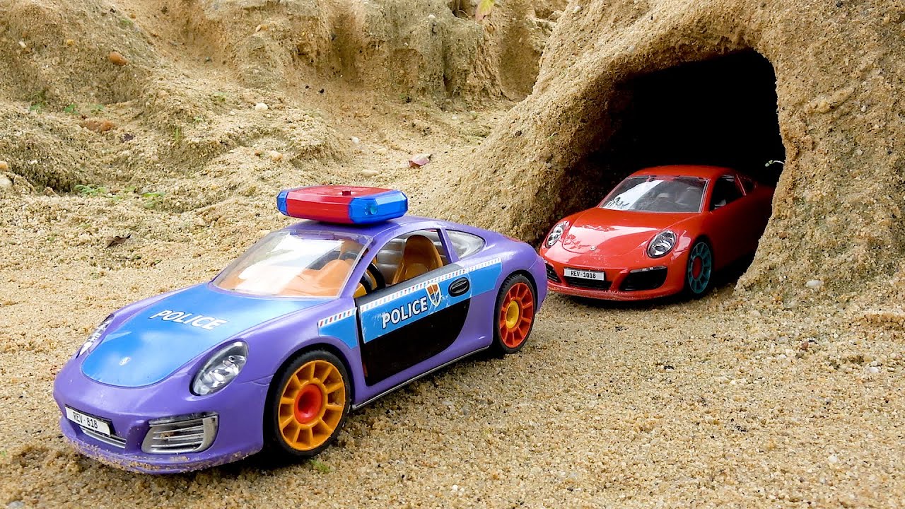 Carro de polícia resgata ambulância em apuros | Histórias de veículos de resgate de brinquedo