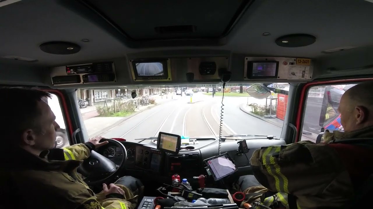 Uitruk PRIO-1 autospuit Pieter voor een gaslek in Amsterdam-Zuid.