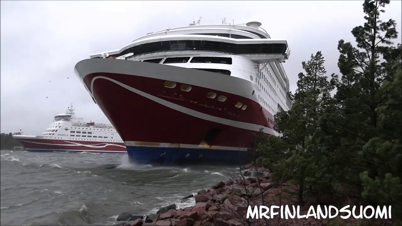 Viking Amorella passes Grace who has just run aground in Mariehamn &Aring;land 21 11 2020