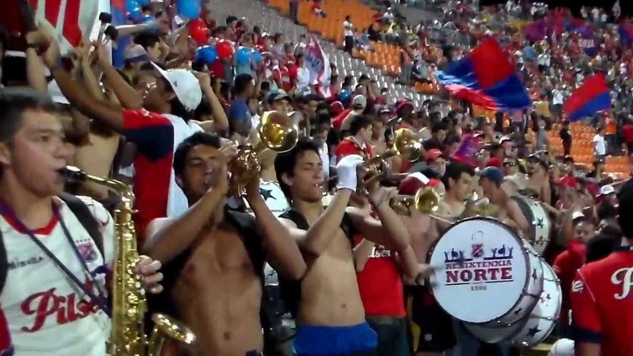 Así entra La Murga Del Indigente.