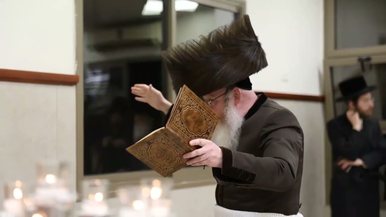 הדלקת נר ה' דחנוכה ולחיים טיש לרגל 'יום ההודאה' בחצה