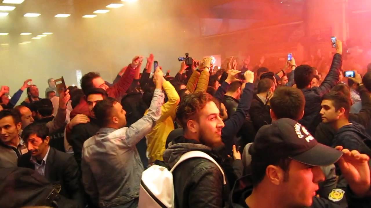 Real Madrid'i eleyip gece yarısı dönen takıma  zayıf bir kalabalık ortamda yapılan karşılama