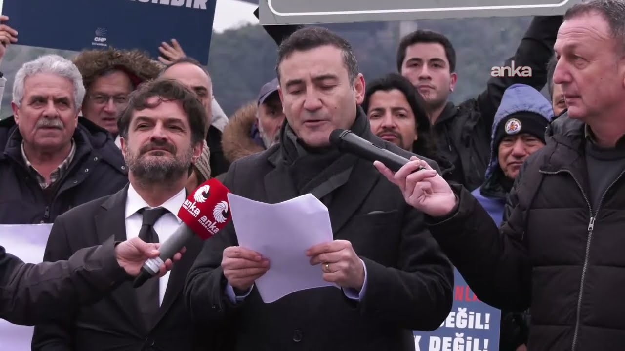 CHP Sarıyer İlçe Başkanlığı köprü ve otoyolların satılmasına karşı Rumelihisarı'nda açıklama yapıyor
