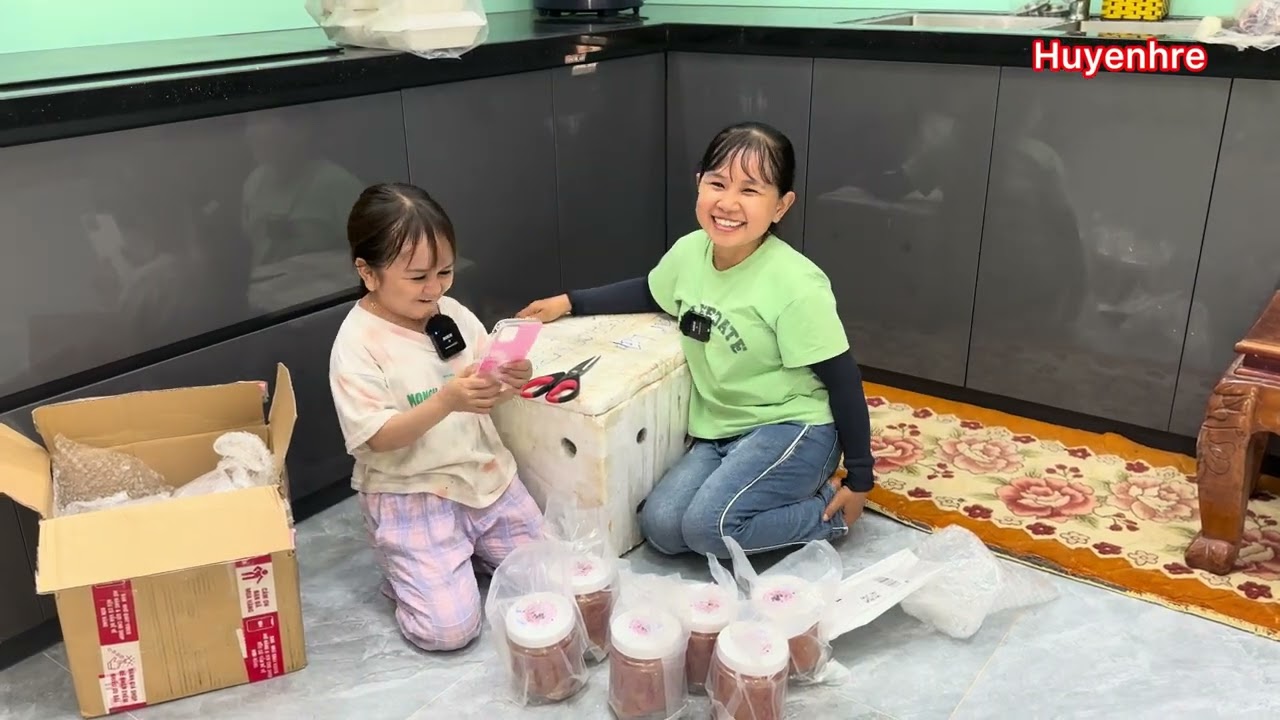 Huyền Hrê Được Nhận Món Quà Từ Cô Khán Giả Và Bất Ngờ Với Anh Chị Vợ Chồng Bé Bỏng Ghé