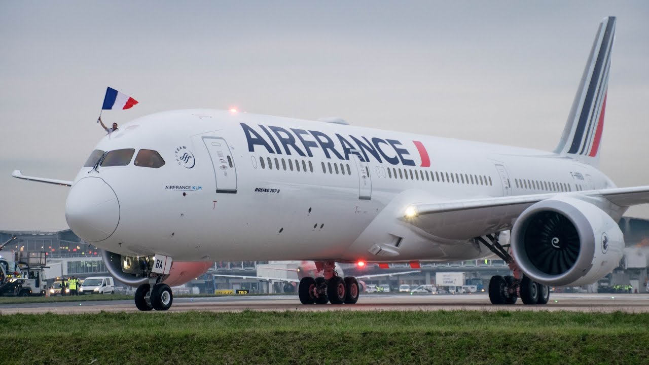 **Water Salute** Air France Boeing 787-9 first landing in Paris CDG