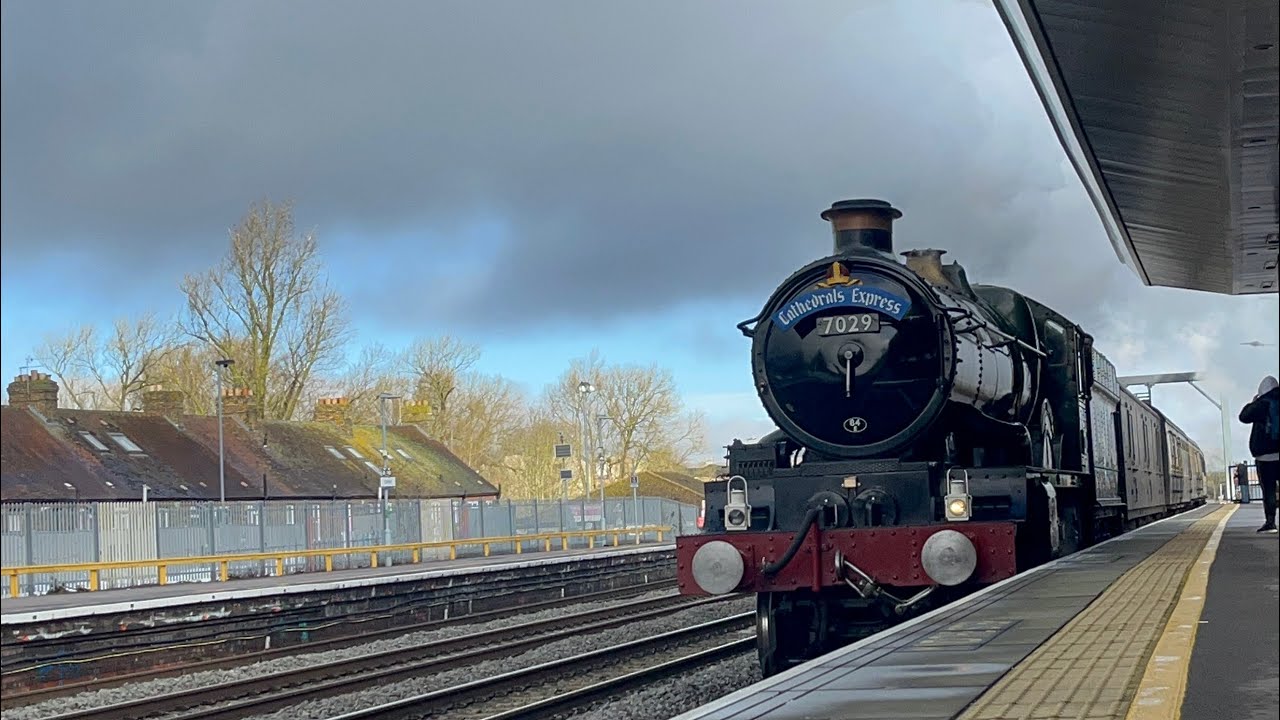 7029 &ldquo;Clun Castle&rdquo;and Class 47 47773 passing Oxford station hauling the Cathedral&rsquo;s Express