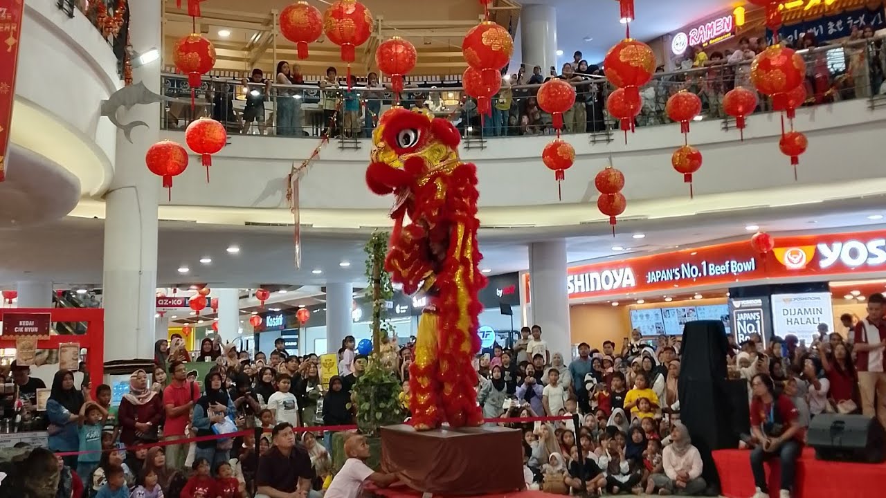 Atraksi barongsai merah 