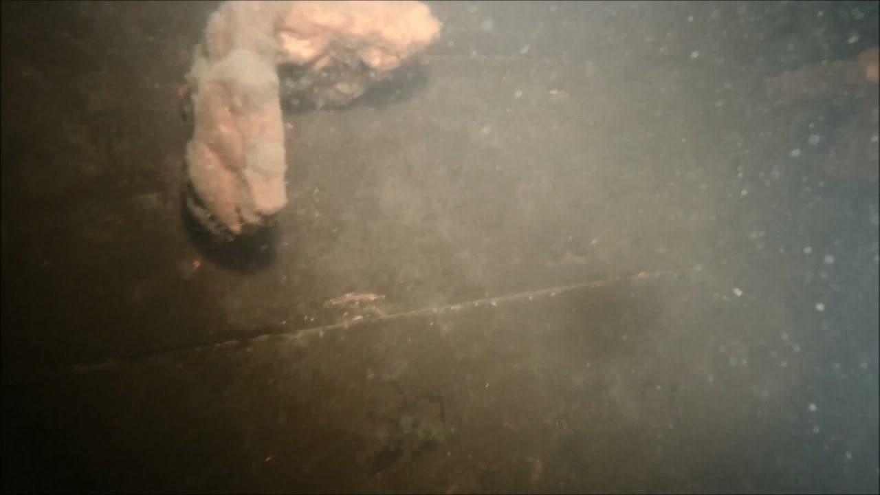 WRAK BETONOWCA PODWODNE ZAKAMARKI JEZIORO DĄBIE