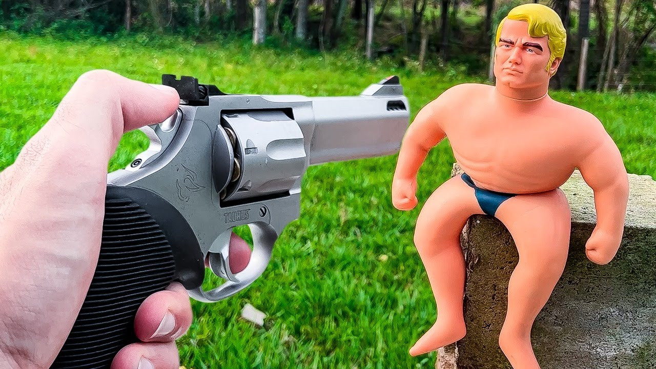 Rev&oacute;lver 357 Magnum vs Boneco Indestrut&iacute;vel