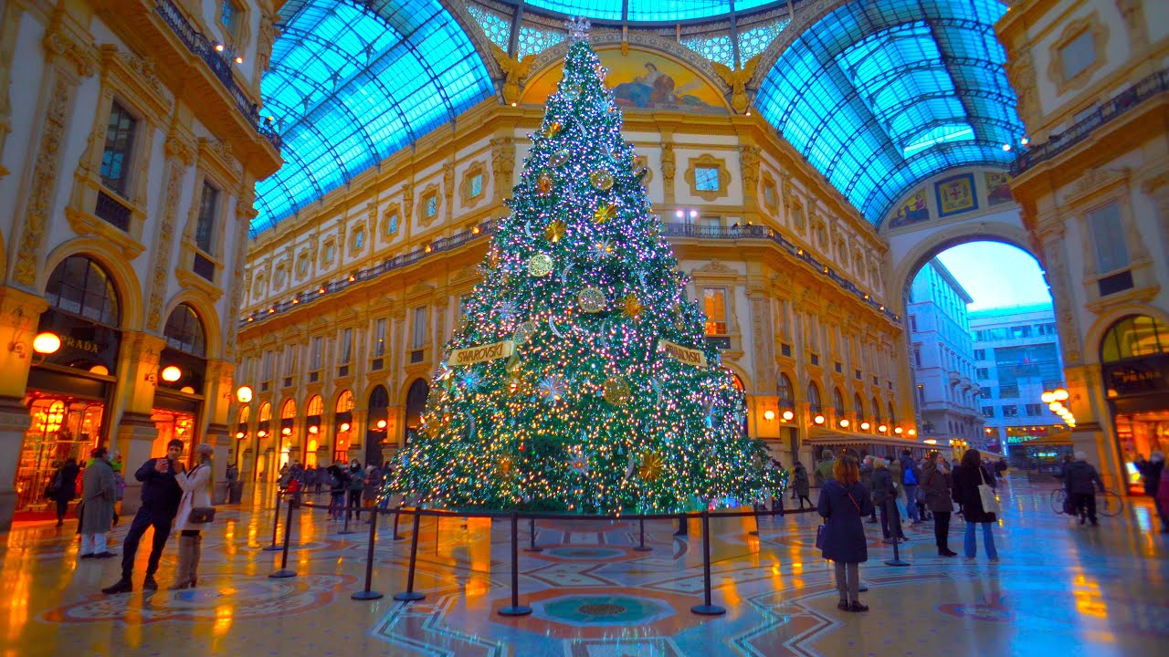 Affolamenti in centro di Milano. Albero di Natale Swarovski alla Galleria e a Duomo. Capodanno 2020