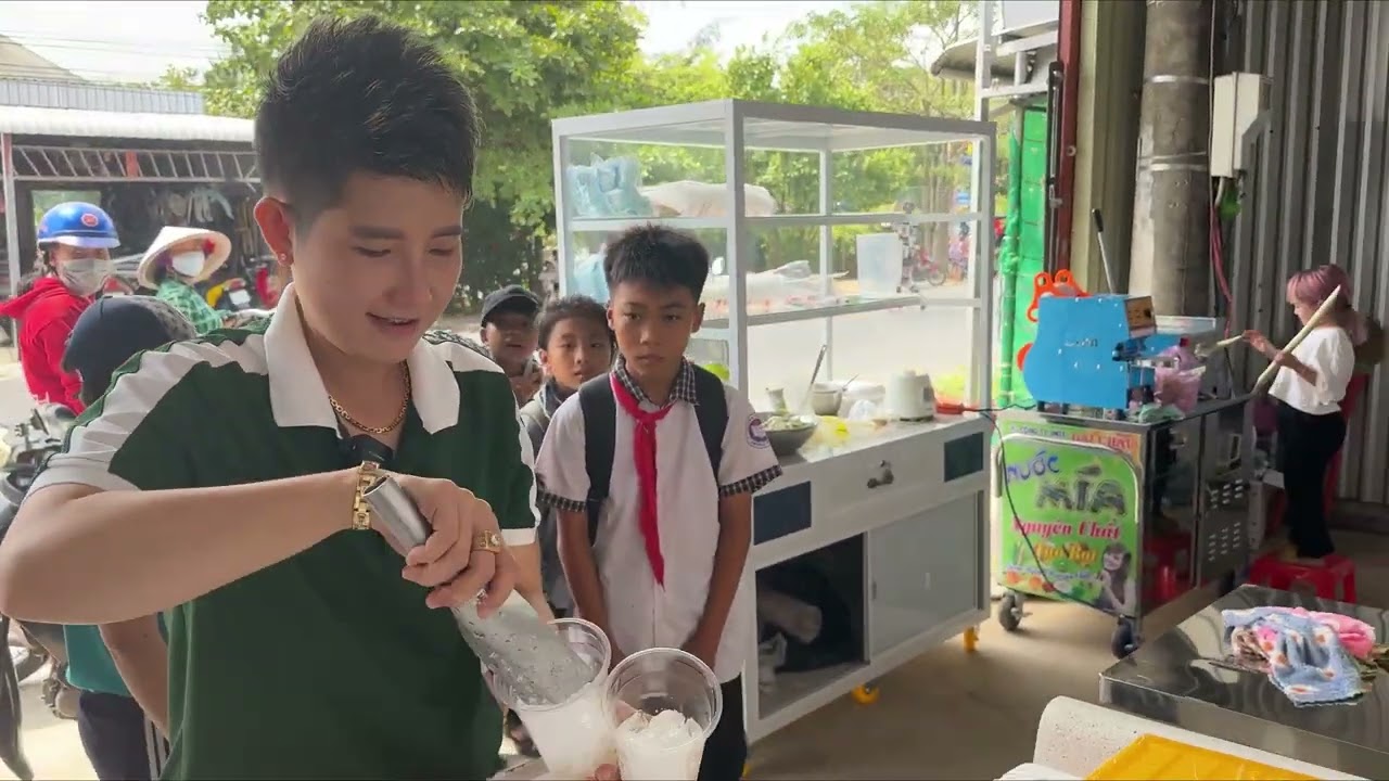 Một Ngày Bán Đồ Ăn Vặt Được Các Em Học Sinh Yêu Mến Ủng Hộ Và xin chữ Ký Liên tục. || Ut Mini