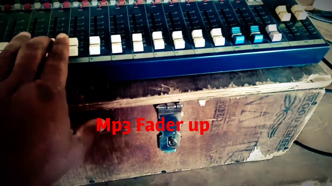 Soundcraft EFX 12 Mixture setup with speaker