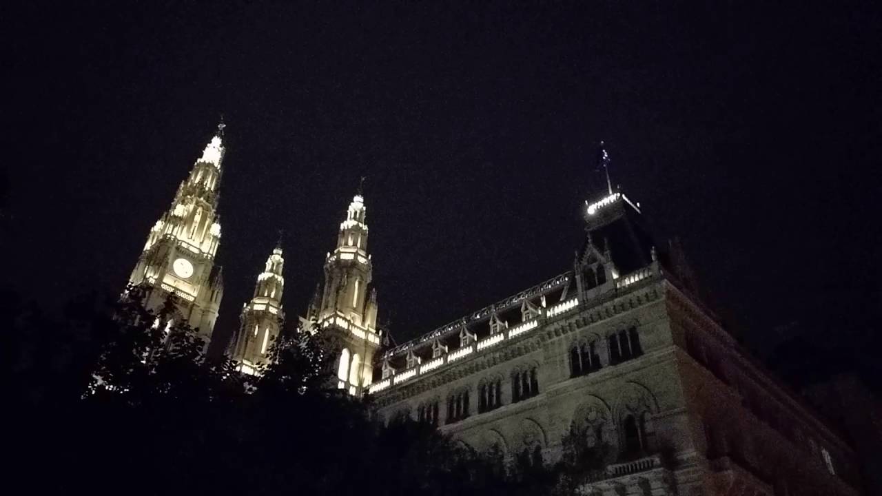 Das Wiener Rathaus bei Nacht (Austria)