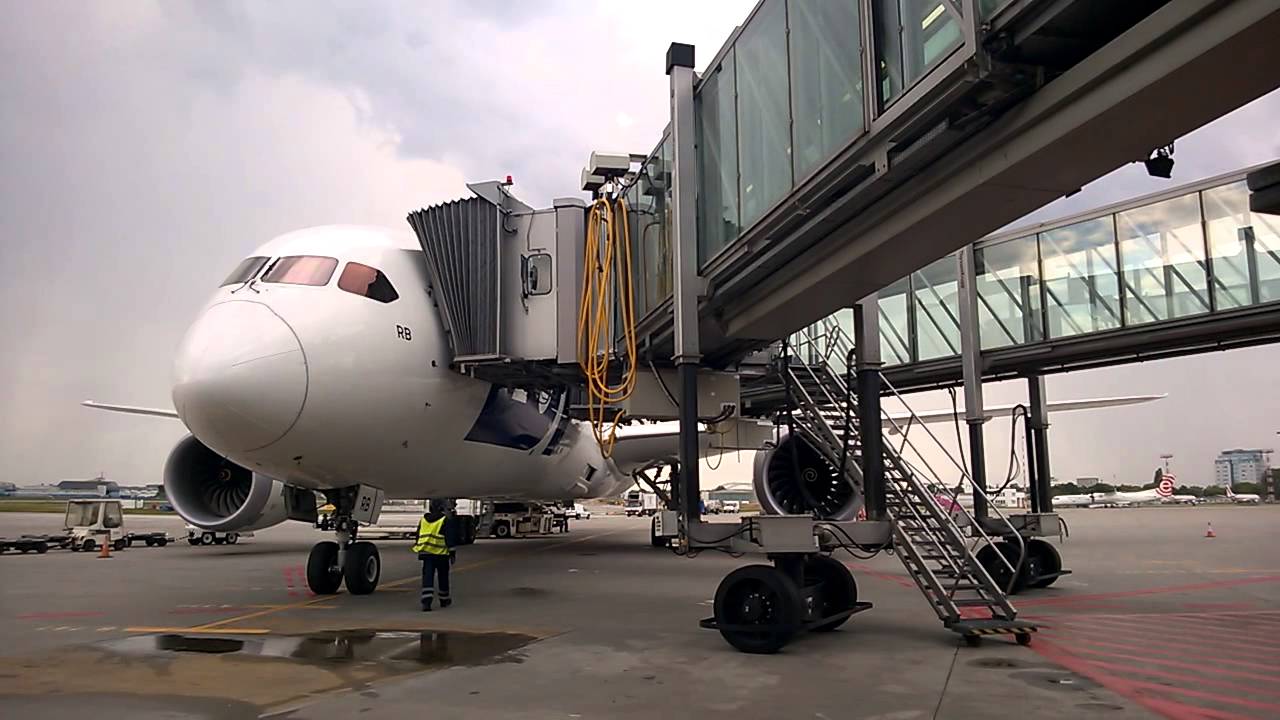 Dokowanie Boeinga 787 do rękawów