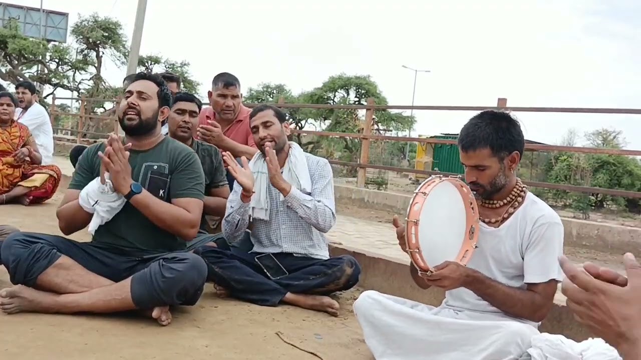 जय श्यामा श्यामा श्यामा श्री श्यामा श्यामा जय राधे राधे राधे श्री राधे राधे कितना मधुर भजन है