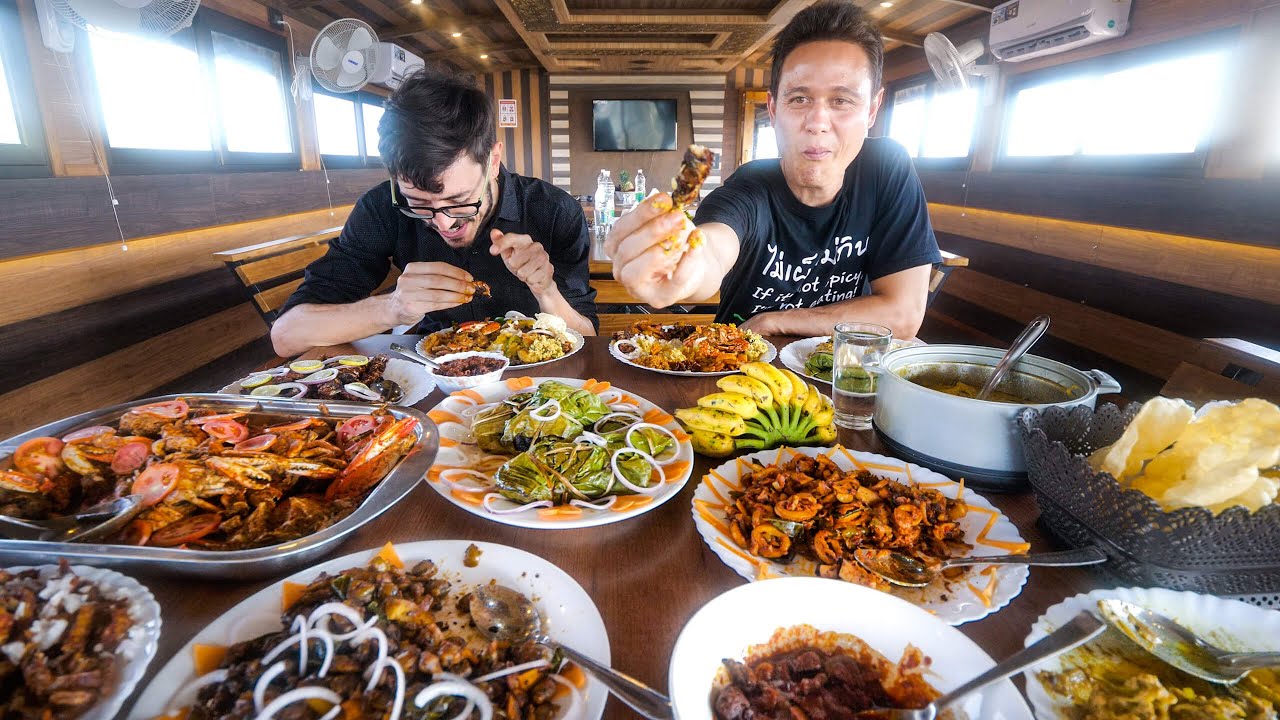 God’s Own Country!! SOUTH INDIAN SEAFOOD on Houseboat | Backwaters - Kerala, India!