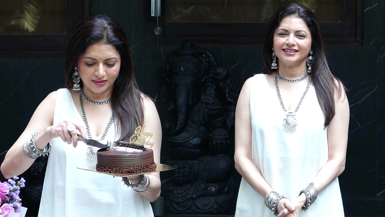 Bhagyashree Celebrate Her Birthday With Paps, Cutting A Cake 🎂