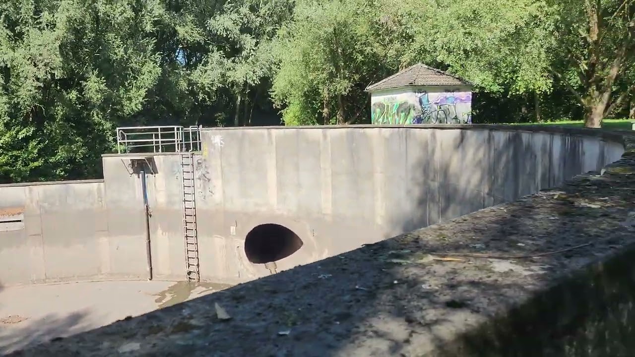 Gesetz der Schwerkraft klappt nicht - Speicherbecken entlässt Binden, Feuchttücher etc in Wald