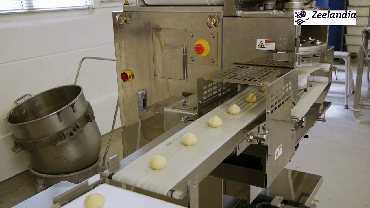 Produktion von Original Quarkinis mit stückiger Fruchtfüllung