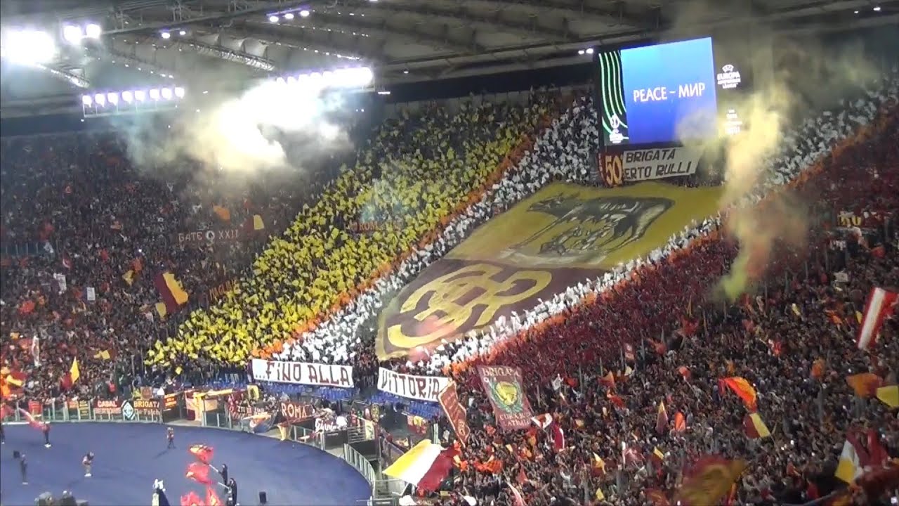 Roma-Bodo Glimt 4-0, la scenografia della Curva Sud e l'inno 