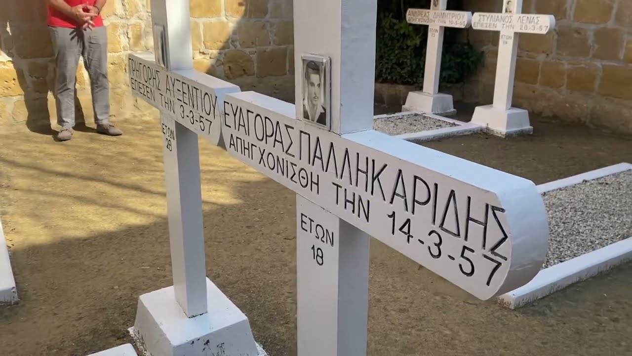 Φυλακισμένα Μνήματα. Λευκωσία. Στον τάφο του Ευαγόρα Παλικαρίδη και του Γρηγορίου Αυξεντίου.