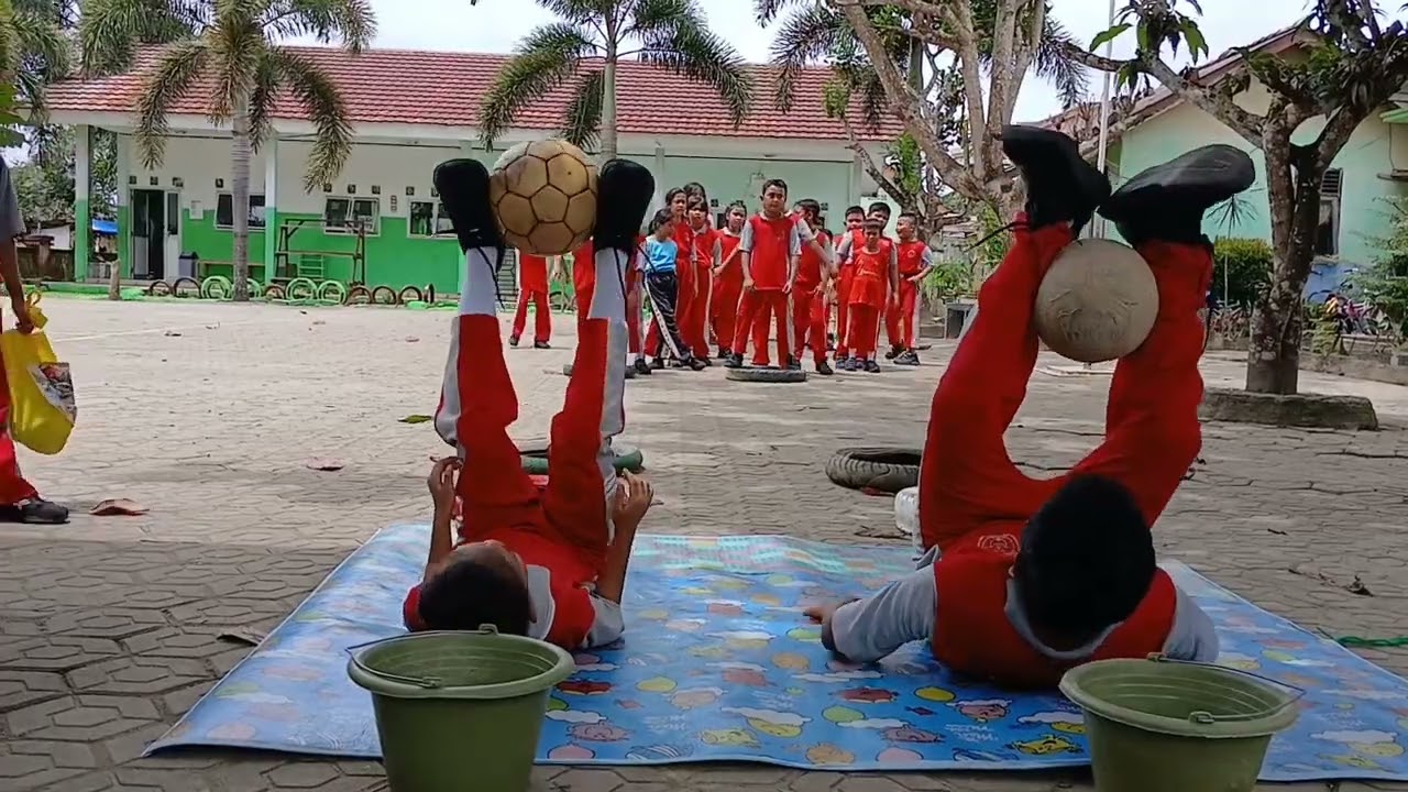 Aktivitas Senam lantai melalui permainan loncat dan Memasukkan bola ke Gawang🥰