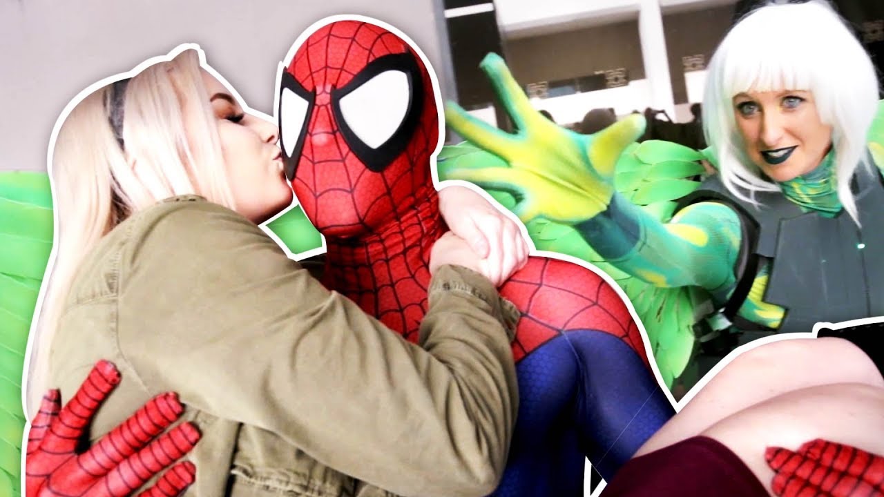 SPIDER MAN, GWEN STACY VS VULTURE VS Dragon CON 2017 Pretty Ladies