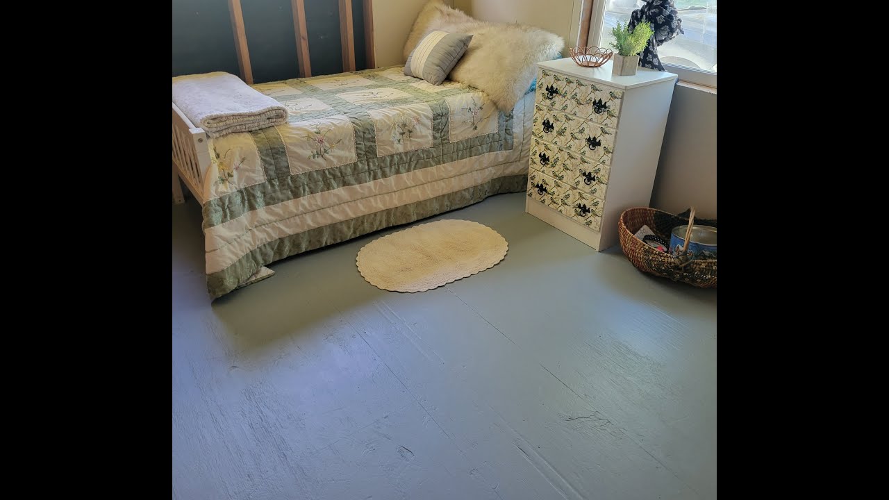 Покраска фанерных черновых полов краской для крыльца, пола и патио Valspar Grey Flannel.