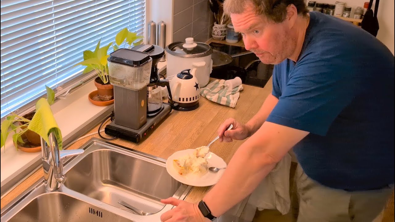 Jag smaktestar ostkaka med vispgrädde efter att jag handlat mat